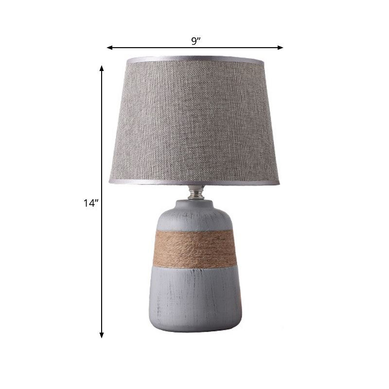 Flaxen/grijze 1-licht nachtkastje Lamp Traditionele stof Drum Desk Licht met trapezoid/ovaal/Globe keramische basis