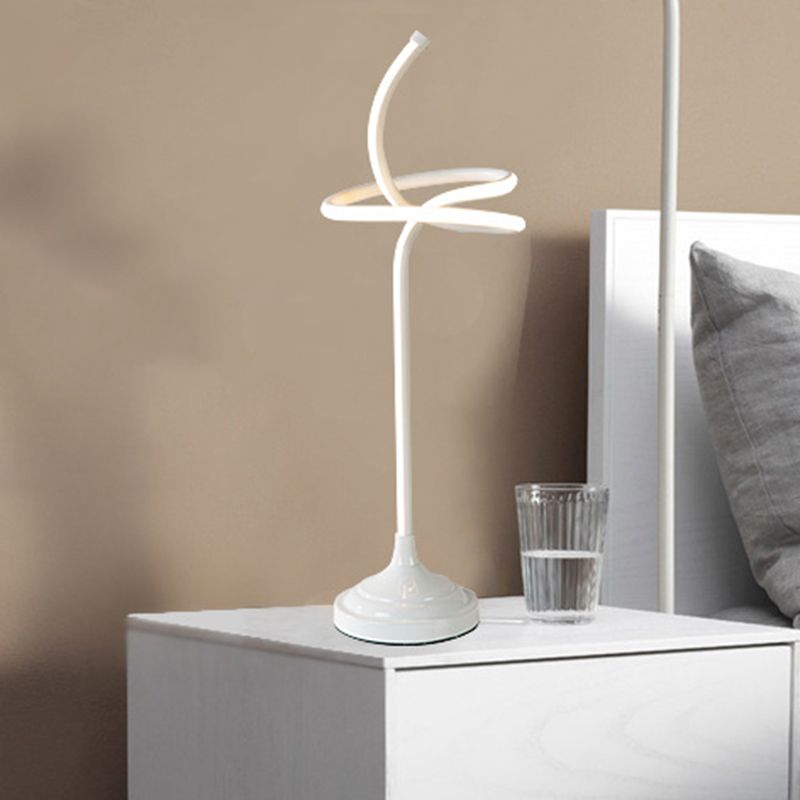 Éclairage de tâche tourbillonnant blanc Lampe de table de nuit en acrylique LED moderniste en lumière chaude/blanche