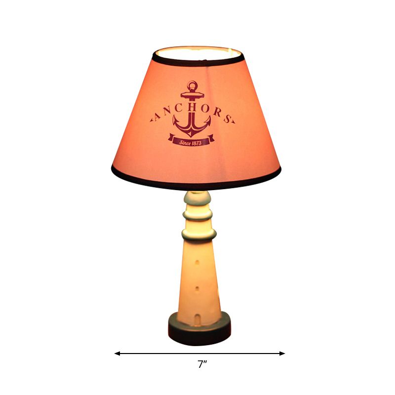Ein Glühbirnen -Tapered Shade Desk Light mit Anker -Nautikharz -Lesen in Rot für den Untersuchungsraum