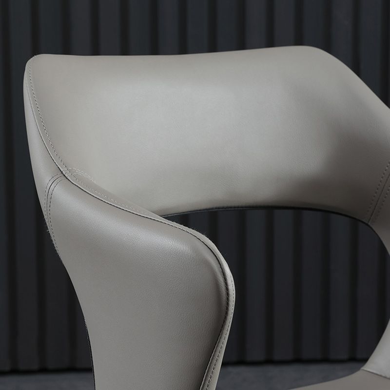 Silla de comedor contemporánea de cuero con respaldo abierto y patas negras