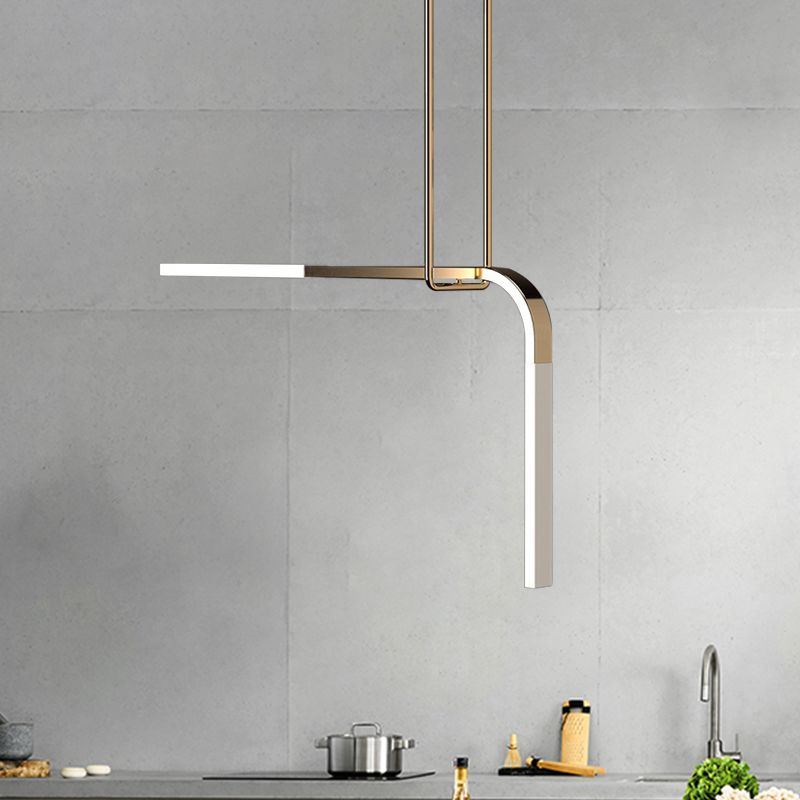 Pendant de plafond LED à pendent de plafond LED minimaliste métallique en laiton sur table à manger