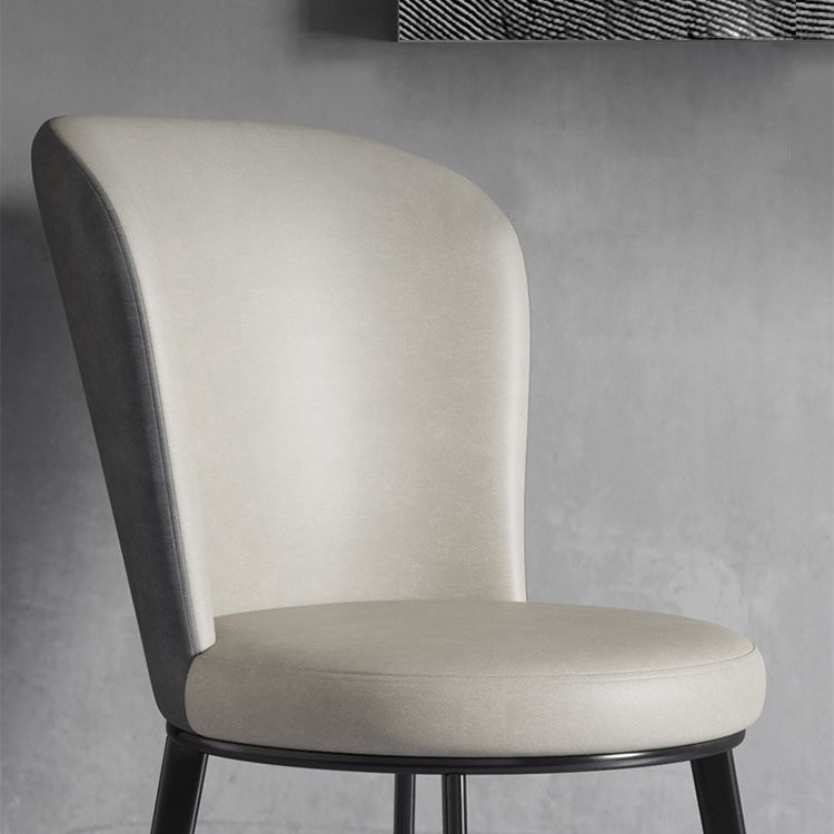 El lado contemporáneo del comedor preside la silla curvada de cuero mate de Parsons