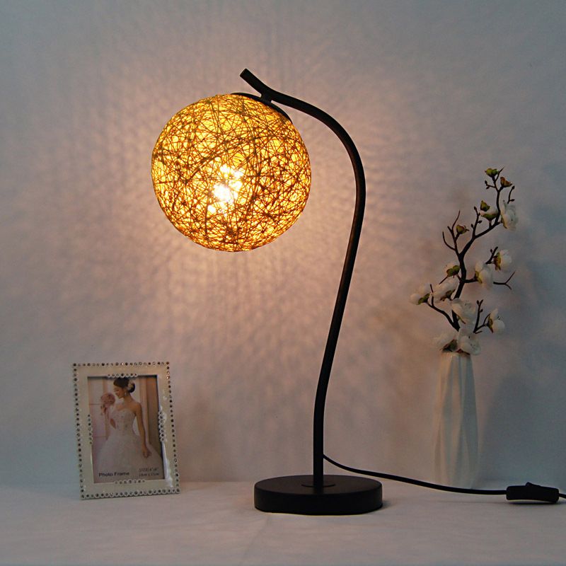 Lampada da tavolo fatta a mano gialla/avorio in stile campagna da tavolo a 1 luce con tonalità a sfera per camera da letto