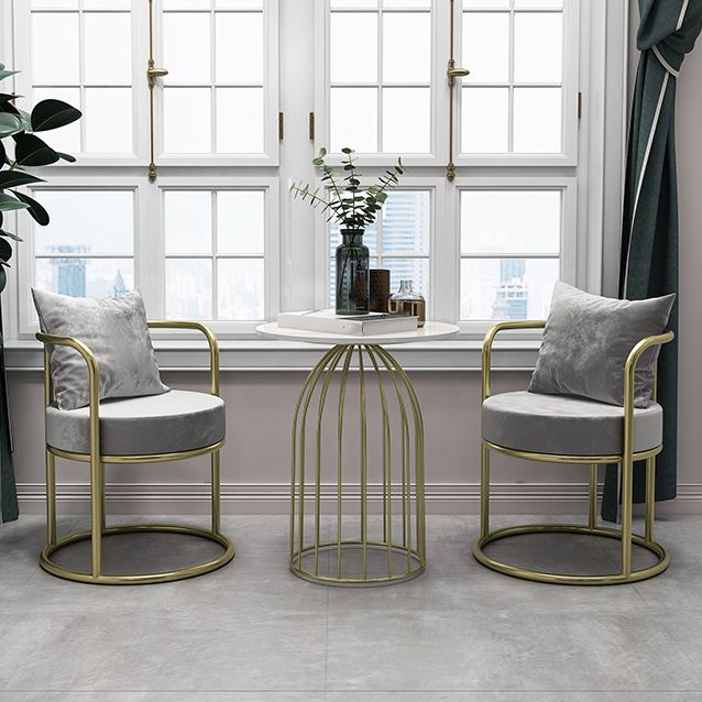 El comedor del metal del estilo nórdico preside el terciopelo que cena la silla para el uso del restaurante