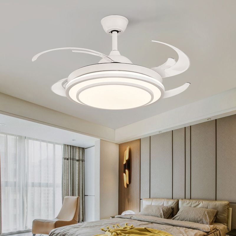 Kreisförmige Acryl -Halbblütenbeleuchtung Moderne 48 "Breites Schlafzimmer Hanging Deckenleuchte in Weiß/Gold, 4 Klingen