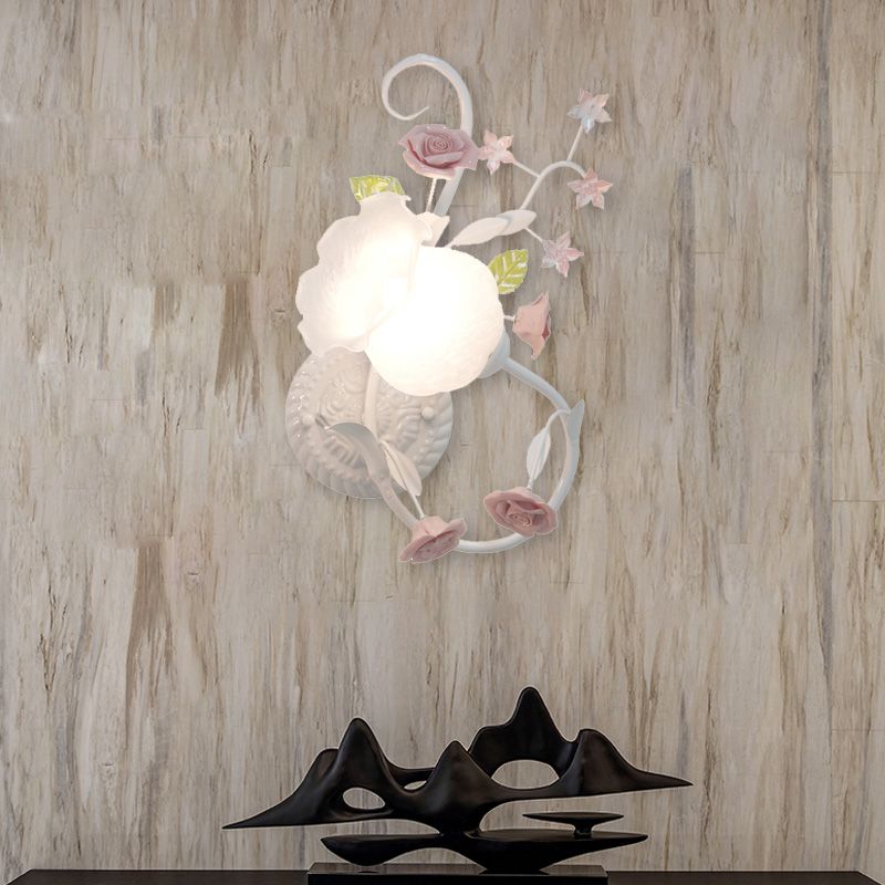 Lámpara de montaje de pared floral de tradicionalismo 1 cabezal aplastador de pared de vidrio blanco para dormitorio, izquierda/derecha