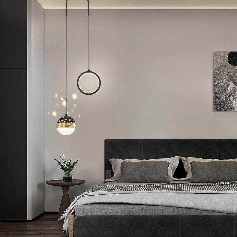 Ciondolo a ciondolo circolare e ascensore contemporaneo in nero per la sala da studio del bar