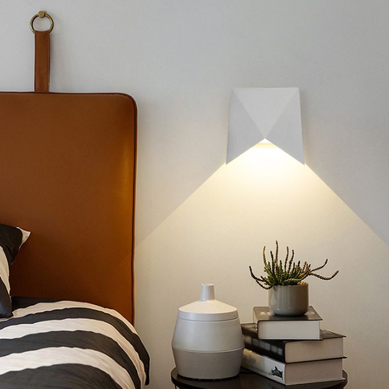 Geometric Shape Wall Lamp Modern Style Acrylic 1 Light Sconce in White / Black