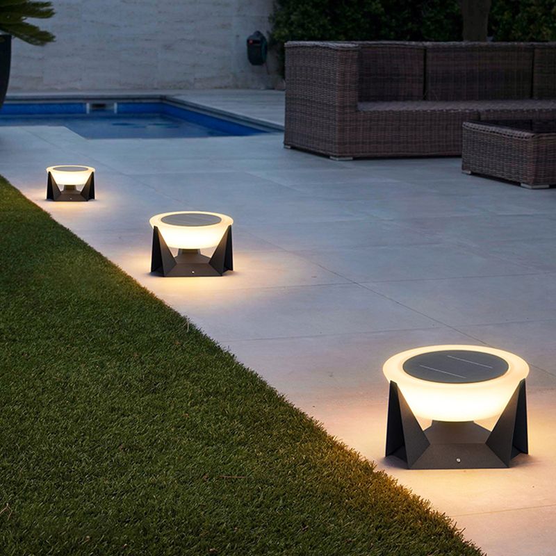 Modern Simple Metal Pillar Lamp Circle Shape Solar Energy Pillar Light for Outdoor