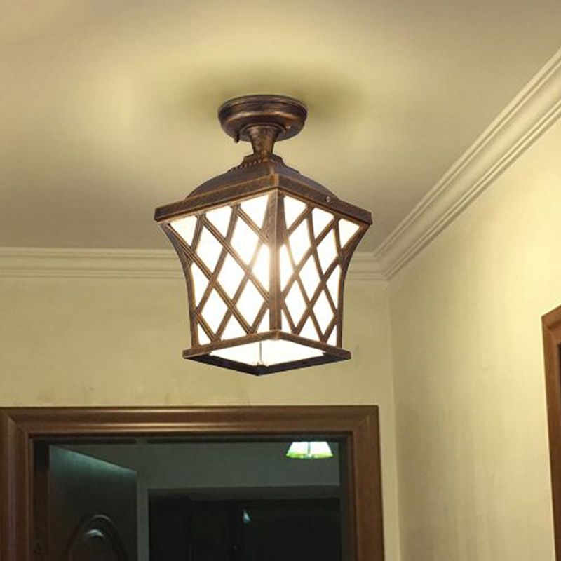 Lanterne en verre opale semi-encastrée Country 1 lumière pour balcon proche du plafond en noir/bronze avec cadre en X en métal
