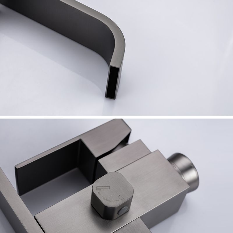 Floor Mounted Metal Freestanding Tub Filler Swivel Freestanding Faucet with Spray Gun