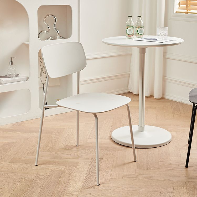 Silla de comedor de estilo moderno Silla auxiliar apilable sin brazos con patas de metal