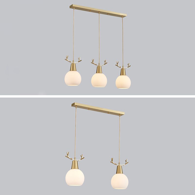 Messing gewei, lampje Noordse stijl metaalhangend licht met koepel melkglas tint