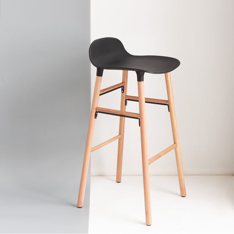 Sgabello da bar in plastica di sgabelli da banco moderno con poggiapiedi e base in legno
