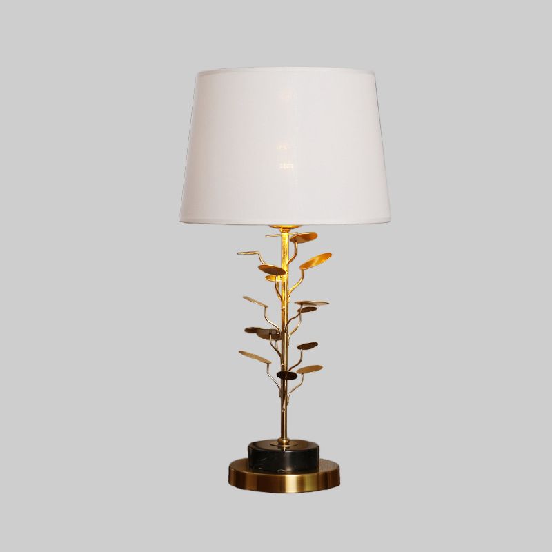 Lampada da tavolo conica moderna in tessuto 1 lampadina da lettura per libri in bianco con albero in metallo dorato