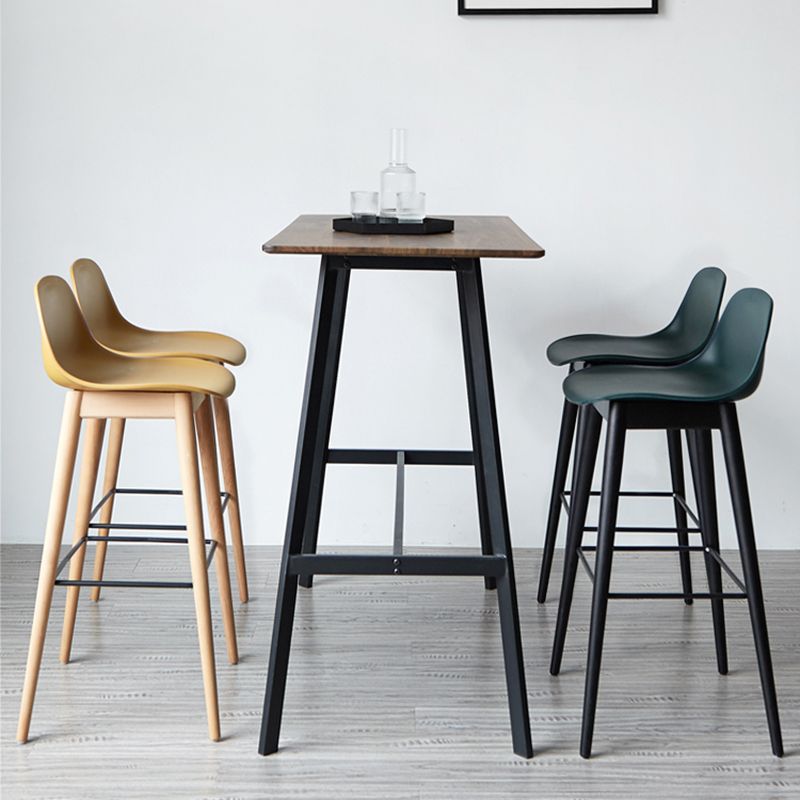 Taburetes de madera escandinavos para mostrador, taburetes de bar de plástico con respaldo bajo y reposapiés
