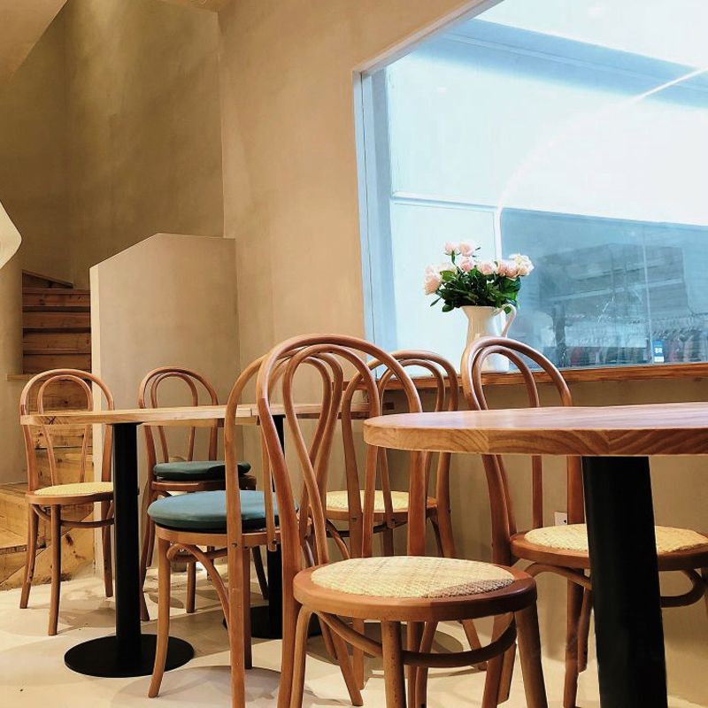 Round Casual Dining Table Wood Color Fixed Table of Pinewood Solid Wood