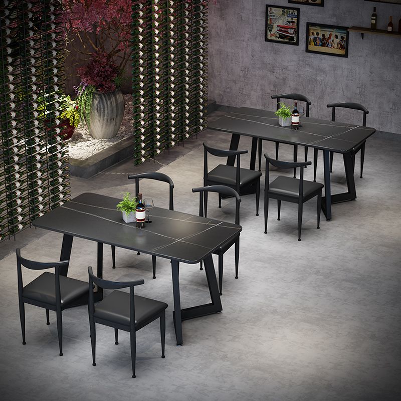 Mesa de comedor de estilo industrial Mesa de comedor de piedra sinterizada negra con base de metal