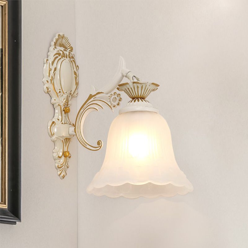 Traditionelle Glockenleuchten 1/2-Bulb-Weißglaswandbeleuchtung mit geschnitztem Arm für Schlafzimmer