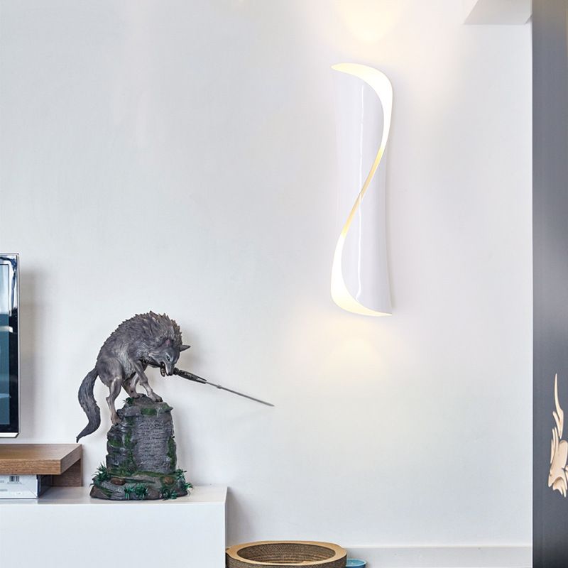 Speciatura da parete della superficie di ferro attorcigliata 21,5 "/31" larga coloniale 2 lampadine nera/bianca.