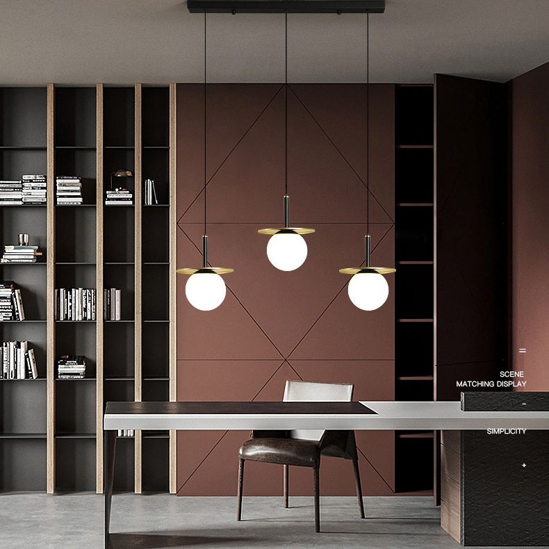 28.3 "Globo de vidrio blanco de ancho de 3 luces Ligera de metal redonda Decoración de lámina de metal de estilo posmoderno Costilización de iluminación en oro