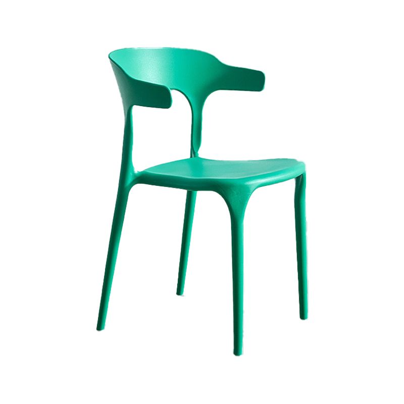 Silla lateral apilable de plástico escandinavo con respaldo abierto y acabado mate