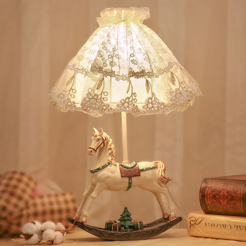 Lampada da tavolo per bambini in tessuto svasato/cupola in pizzo, lampada da comodino a 1 testa in bianco con base per altalena a cavallo a dondolo