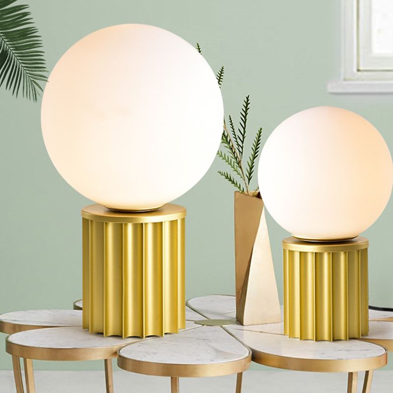 Post modern buistafel licht metaal 1 bol 8 "/12" w woonkamer kleine bureaubramp in goud met bal opaalglasschaduw