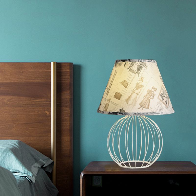 Lámpara de escritorio de 1 linda de 1 luces Luz de mesa de tela tradicionalista con base de jaula esférica de alambre