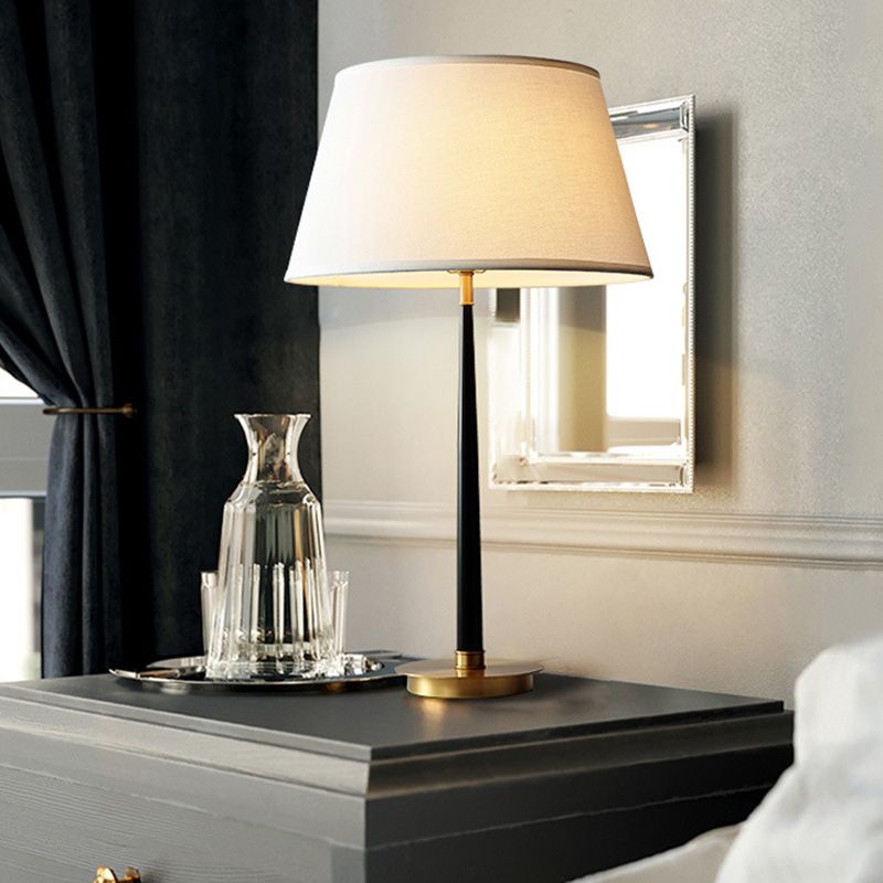 Conische vorm tafelverlichting minimalistische stof woonkamer nachtkastje lamp in zwart