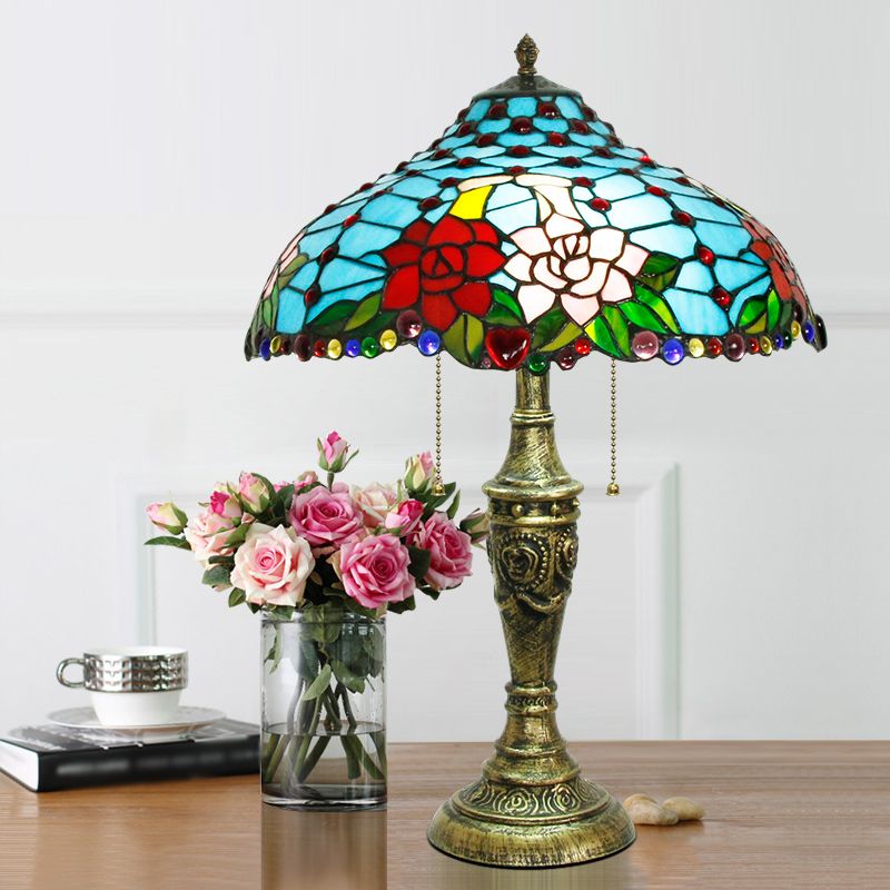 Luz de la mesa azul de vidrieras Patrón de rosa 3 cabezas Lámpara de mesita de noche Tiffany con cadena de extracción