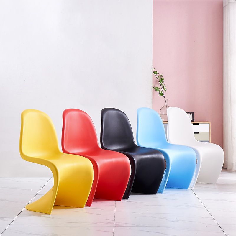 Sedie da pranzo senza bracciolo in plastica in plastica in stile scandinavo.
