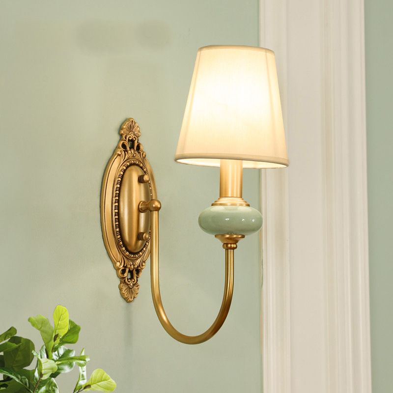 Lámpara de pared de la pared del brazo de swoop dorado de 1/2 lámpara de matorral de oro de 1/2 cabeza con sombra de cono y decoración de jade falsa