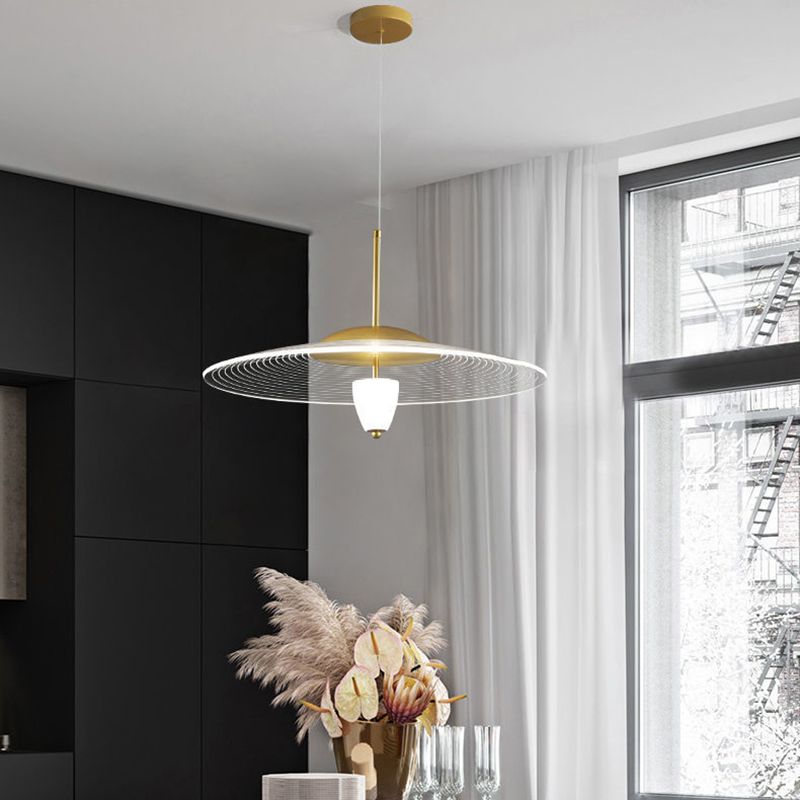 Soucoun volant à LED suspension de lampe suspendue minimaliste avec une teinte acrylique pour la salle à manger