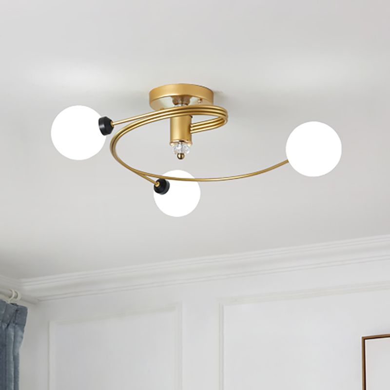 Gold Spiral Semi Flush Lighting Nordic 3/5 Lichter Deckeneinbau mit Orb Klar/Milch/Weiß Glasschirm