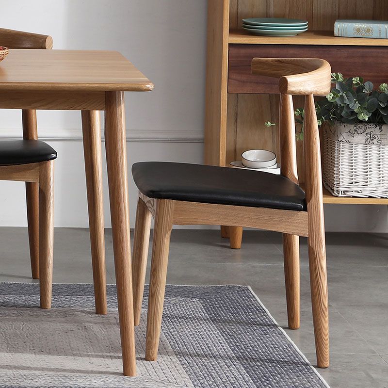 Silla lateral escandinava de madera de caucho con respaldo abierto, silla de comedor tapizada en nogal