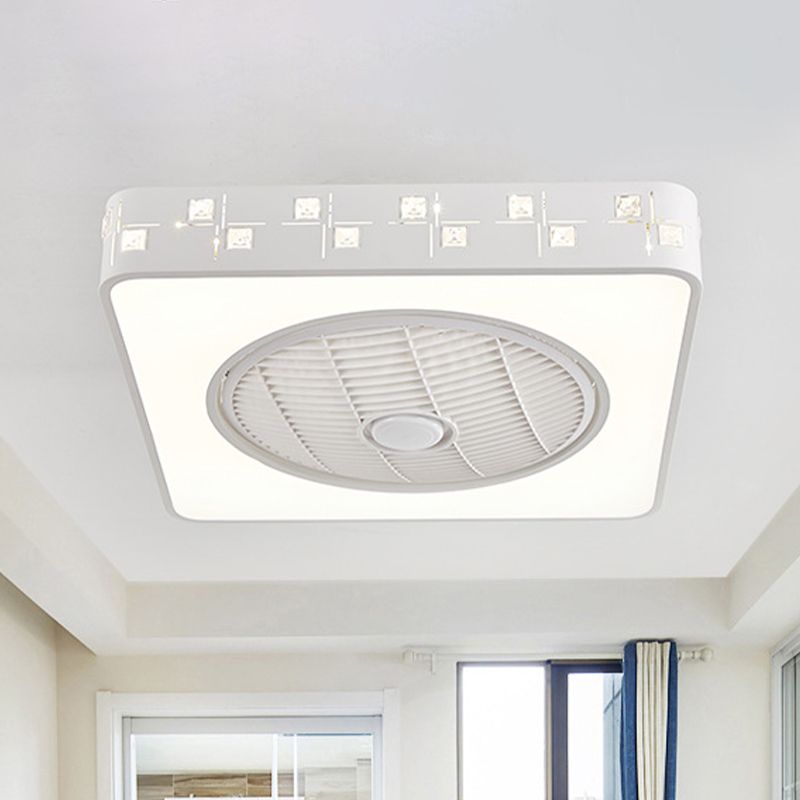 Minimalistische quadratische Hängelüfterbeleuchtung 21,5 "W LED Metal Semi Flush Leuchte in Weiß mit 3 Klingen