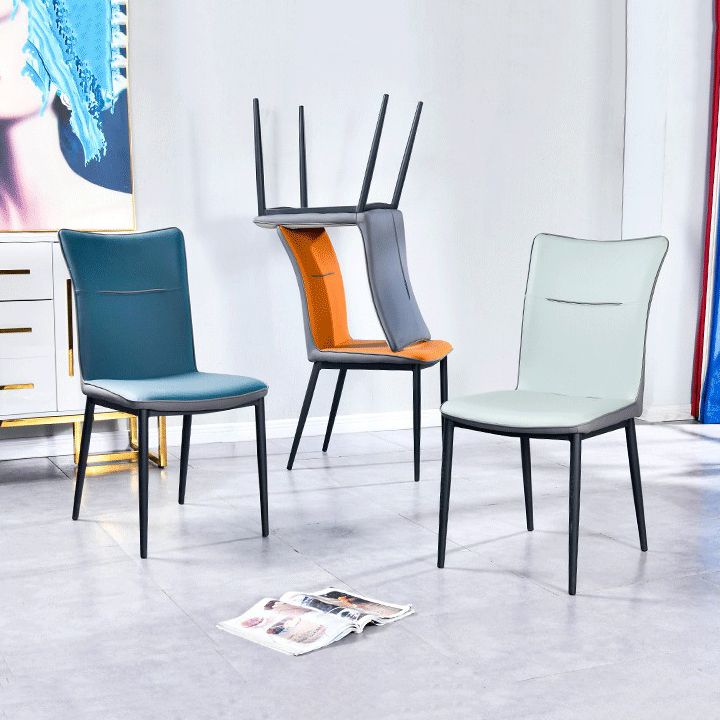 Sillas de comedor tapizadas de cuero Sillas laterales con respaldo sólido con patas de metal