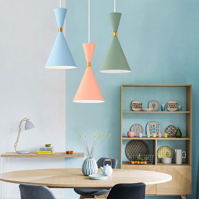 Lampada a sospensione in alluminio conico Macaron a 1 ciuffa a sospensione per sala da pranzo