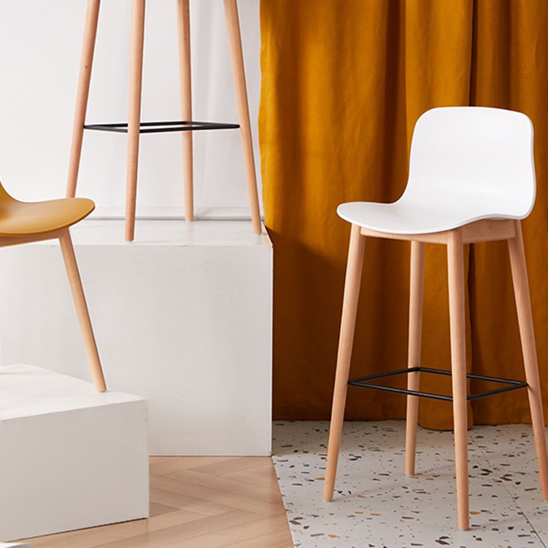 Modern Low Back Stool Plastic Footrest Bar Stool with Solid Wood Legs