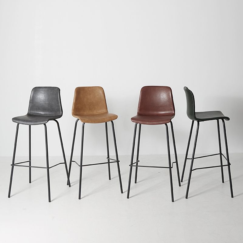 Taburete de bar de cuero interior moderno con reposapiés y respaldo bajo