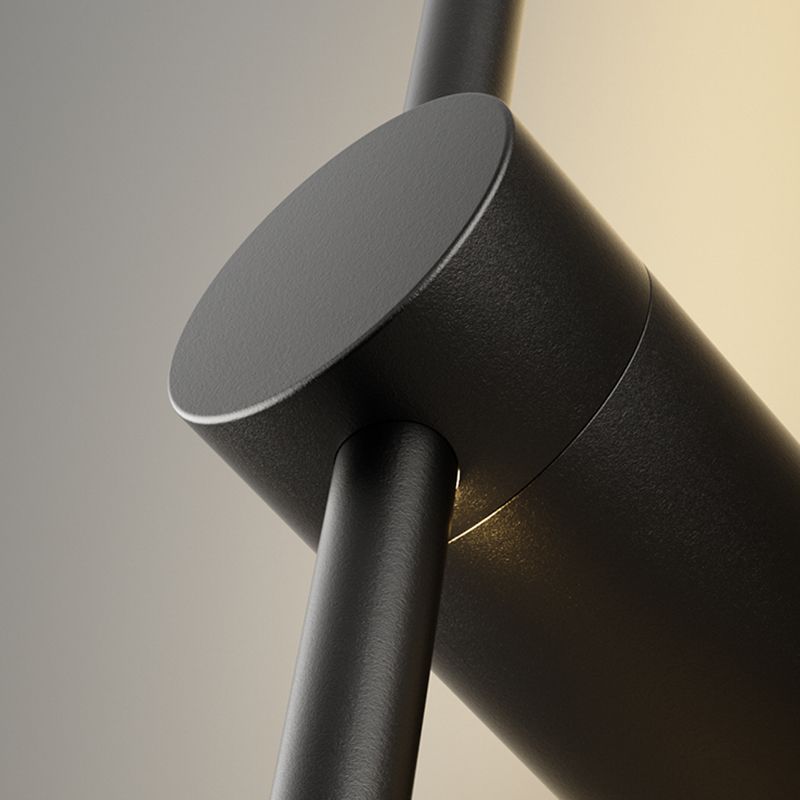 Éclairage mural de forme linéaire en métal