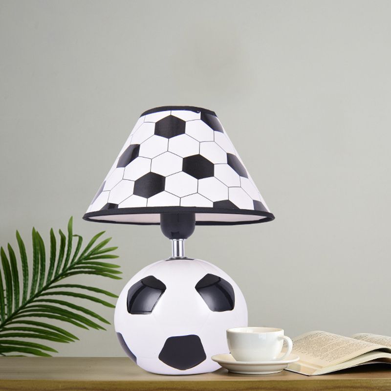 Voetbalachtige keramiek Nachttafellichtcartoon 1-head Wit en zwarte nachtlamp met kegel plastic schaduw