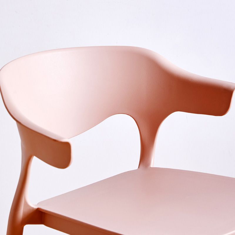 Taburete de bar de plástico de estilo moderno con reposapiés, taburete de bar apilable con respaldo bajo