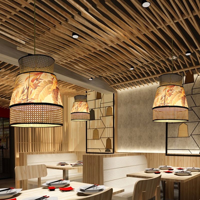 Lámpara china de 1 cabeza de techo beige acampanando luz colgante con sombra de ratán