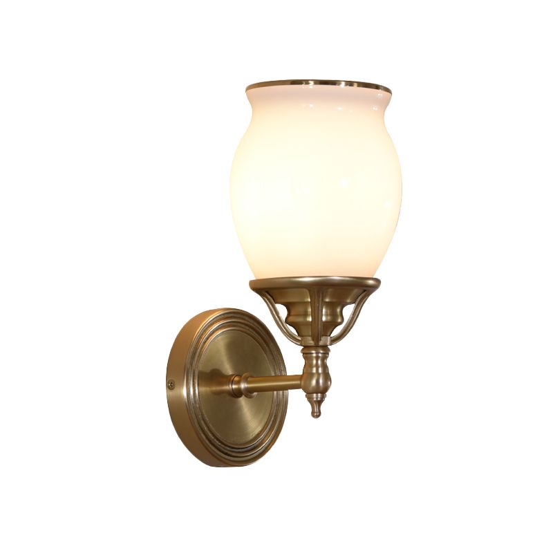 Urn Opal Glass SCONCE LAMP Kolonialisme 1-BULB Woonkamer Wandlamp in messing met metalen rechte Am
