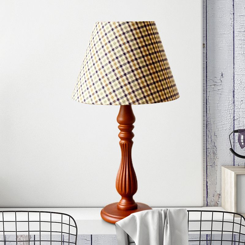 Lampe de bureau en forme de tonneau beige/beige/bleu foncé, tissu traditionnel, lampe de lecture à 1 lumière pour chambre à coucher avec base en bois