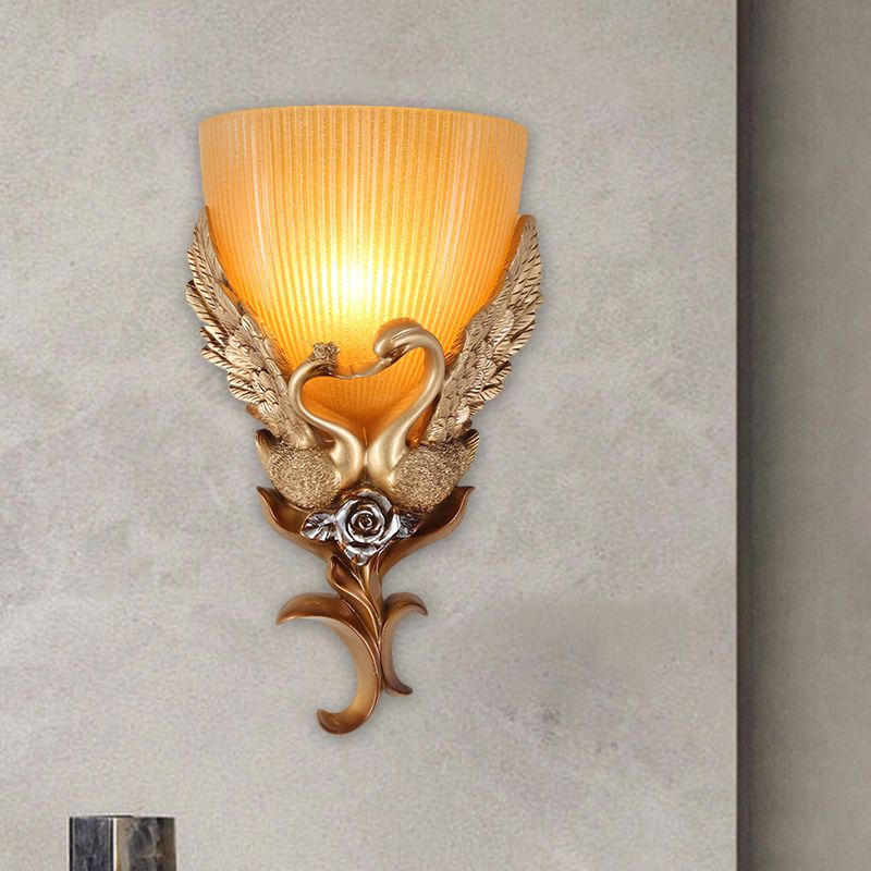 Goldene Single -Kopf -Leuchter leichter rustikaler bernsteingeflügelter Glas, die verjüngte Wand mit Schwan- und Blütendesign montiertem Glas montiert