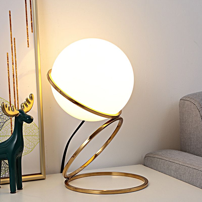 Lampe de nuit à anneau doré minimaliste à 1 lumière table métallique légère avec une teinte en verre de lait à balle