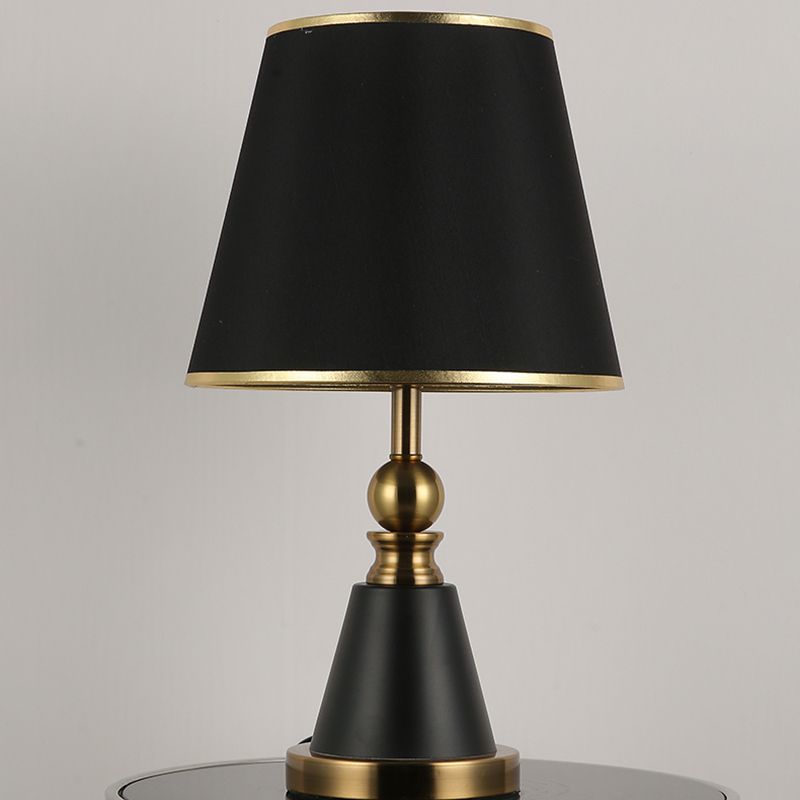 Moderne einfache Metalltischlampe Acrylschattenzylinderform -Glühbirnenleuchte für Schlafzimmer
